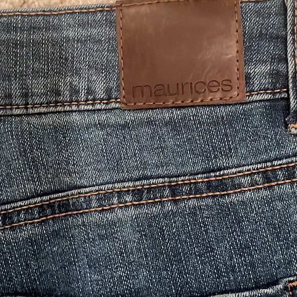 Maurices Cropped Raw Hem Jeans Size 10 - Picture 8 of 9